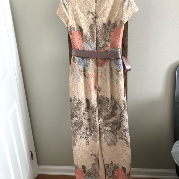 Adrianna Papell • Beautiful and Elegant Dress - Picture 4 of 6